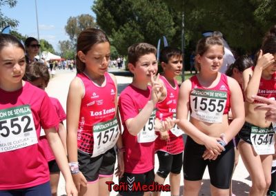 Niños del club de atletismo los lentos durante una carrera